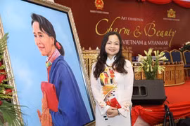 Đại sứ Luận Thùy Dương bên bức tranh cua rmột họa sỹ Myanmả vẽ chân dung bà Cố vấn Nhà nước Aung San Suu Kyi tại Triển lãm nghệ thuật "Việt Nam-Myanmar: Duyên dáng và xinh đẹp" tổ chức tại Yangon trong tháng 5/2017.