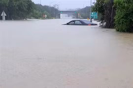  Ngập lụt do mưa lớn tại huyện Chiayi, miền Trung Đài Loan (Trung Quốc) ngày 24/8. (Ảnh: AFP/TTXVN)