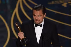 Nam diễn viên Leonardo DiCaprio đoạt giải "Nam diễn viên chính xuất sắc nhất" cho vai diễn trong phim "The Revenant" tại lễ trao giải Oscar 2016. (Nguồn: AFP/TTXVN)