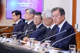 Tổng thống Hàn Quốc Moon Jae-in (phải) trong cuộc họp tại thủ đô Seoul ngày 18/4. (Nguồn: Yonhap/TTXVN)