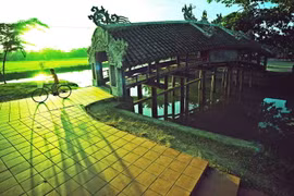 Cầu ngói Thanh Toàn trong nắng sớm. (Ảnh: Minh Đức/TTXVN)