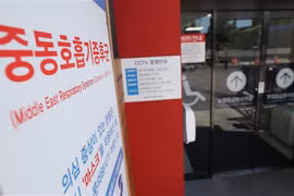 Biển cảnh báo phòng tránh virus MERS tại bệnh viện đại học quốc gia Seoul, Hàn Quốc ngày 9/9. (Ảnh: Yonhap/TTXVN)