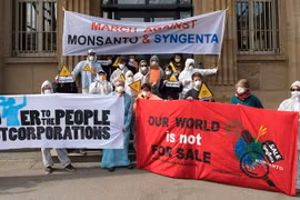 Biểu tình phản đối tập đoàn hóa chất Monsanto và Syngenta ở Basle, Thụy Sĩ ngày 6/4. (Nguồn: EPA/TTXVN)