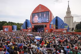 Cổ động viên theo dõi lễ khai mạc World Cup 2018 tại Fanzone ở khu vực Đồi Chim sẻ trước Đại học Moskva ngày 14/6. (Ảnh: AFP/TTXVN)