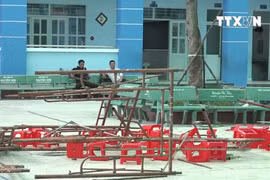 [Video] Hiện trường sập giàn giáo làm hàng chục học sinh bị thương