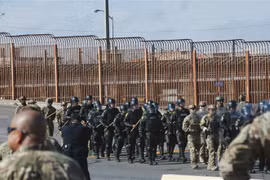 Binh sỹ Mỹ tham gia cuộc diễn tập ở Hidalgo, Texas, biên giới Mỹ - Mexico ngày 5/11/2018. (Ảnh: AFP/TTXVN)