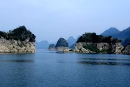 Phong cảnh ngoạn mục của "Vịnh Hạ Long trên núi" - Hồ Hòa Bình. (Nguồn: vtr.org.vn)