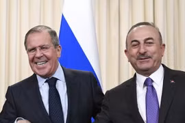 Ngoại trưởng Nga Sergei Lavrov và Ngoại trưởng Thổ Nhĩ Kỳ Mevlut Cavusoglu. (Ảnh: AFP/TTXVN)