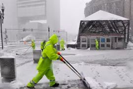  Công nhân dọn tuyết tại Boston, Massachusetts, Mỹ ngày 13/3. (Nguồn: AFP/TTXVN)