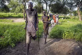 Người dân Nam Sudan sơ tán tới khu vực Padding, Jonglei sau khi phải rời bỏ nhà cửa tránh xung đột ngày 4/7/2017. (Ảnh: AFP/TTXVN)