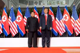 Tổng thống Mỹ Donald Trump (phải) và nhà lãnh đạo Triều Tiên Kim Jong-un tại cuộc gặp thượng đỉnh Mỹ- Triều ở Singapore ngày 12/6. (Nguồn: YONHAP/ TTXVN)
