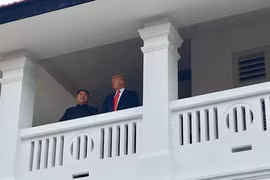 Tổng thống Mỹ Donald Trump (phải) và nhà lãnh đạo Triều Tiên Kim Jong-un tại cuộc gặp ở Singapore ngày 12/6. (Nguồn: Yonhap/TTXVN)