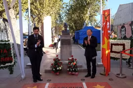 Đại sứ Nguyễn Ngọc Sơn và Quận trưởng Cerro Navia, ông Mauro Tamayo, đặt lẵng hoa mừng sinh nhật Bác. (Nguồn: ĐSQ Việt Nam tại Chile)