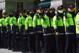Cảnh sát gác bên ngoài Tòa án Hiến pháp ở Seoul, nơi diễn ra phiên xét xử luận tội cựu Tổng thống Hàn Quốc Park Geun-hye ngày 27/2/2017. (Ảnh: AFP/TTXVN)