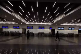 Sân bay Jorge Newbery ở Buenos Aires không một bóng người ngoài sự có mặt của 2 cảnh sát. (Nguồn: Reuters)