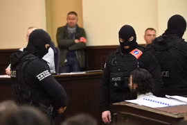  Đối tượng Salah Abdeslam (ngồi) tại phiên tòa ở Brussels, Bỉ ngày 5/2. (Nguồn: AFP/TTXVN)