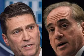 Bác sỹ Ronny Jackson (trái) được đề cử làm Bộ trưởng Cựu chiến binh Mỹ thay ông David Shulkin (phải). (Nguồn: AFP/TTXVN)