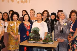 Phu nhân Nguyễn Thị Thanh Thủy và nghệ sỹ Phạm Bảo Khánh Linh cùng phu nhân Đại sứ các nước tại Canberra. (Ảnh: Khánh Linh/Vietnam+)