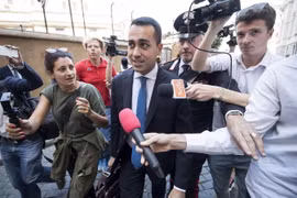 Lãnh đạo của đảng Phong trào 5 Sao (M5S) Luigi Di Maio rời khỏi Hạ viện ở Rome ngày 31/5. (Nguồn: EPA/TTXVN)