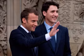 Tổng thống Pháp Emmanuel Macron (ảnh, trái) cam kết sẽ thảo luận thẳng thắn và hiệu quả với Tổng thống Donald Trump tại G7. (Nguồn: EPA/TTXVN)