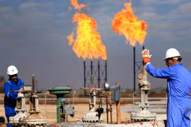 Công nhân làm việc tại cơ sở lọc dầu ở Basra, Iraq ngày 14/12/2017. (Nguồn: AFP/TTXVN)