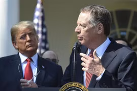 Đại diện Thương mại Mỹ Robert Lighthizer (phải) phụ trách đàm phán USMCA phát biểu tại buổi họp báo của Tổng thống Mỹ Donald Trump (trái) ở Washington DC., ngày 1/10/2018. (Ảnh: AFP/TTXVN)