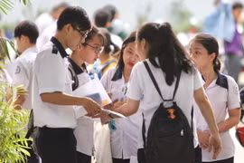 Các thí sinh trao đổi sau khi hoàn tất phần thi môn Toán tại Hội đồng thi trường THCS Collette, quận 3. TP. Hồ Chí Minh. (Ảnh: Quang Nhựt - TTXVN)