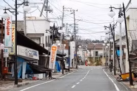 Cảnh vắng vẻ tại một con phố ở thị trấn Futaba, tỉnh Fukushima do người dân đi sơ tán sau thảm họa động đất và sóng thần năm 2011. (Nguồn: Kyodo/TTXVN)