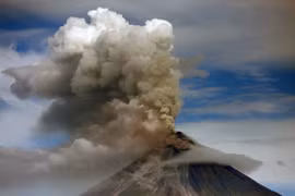 Khói bụi bốc lên từ núi lửa Mayon ngày 25/1. (Nguồn: THX/TTXVN)