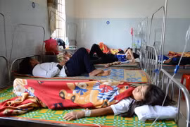 Các bệnh nhân đang được theo dõi, điều trị tại Bệnh viện Đa khoa huyện Đắk G'Long. (Ảnh: Hưng Thịnh/TTXVN)