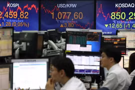 Bảng tỷ giá chứng khoán tại ngân hàng Hana ở thủ đô Seoul, Hàn Quốc. (Nguồn: Yonhap/TTXVN)