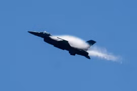 Máy bay chiến đấu F-16 trình diễn tại Triển lãm hàng không Breitling Huntington Beach ở Orange, California, Mỹ ngày 30/9/2017. (Nguồn: THX/TTXVN)