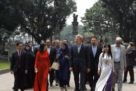 Chủ tịch Quốc hội CH Hồi giáo Iran Ali Ardeshir Larijani thăm Khu Di tích Quốc gia đặc biệt Văn Miếu-Quốc Tử Giám. (Ảnh: Văn Điệp/TTXVN) 