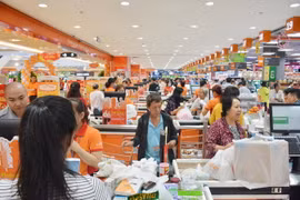 Khách hàng mau sắm đông đúc tại Co.opXtra Vạn Hạnh, TP. HCM. (Ảnh: Mỹ Phương/TTXVN)