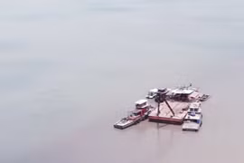 Tàu chở container đâm chìm sà lan trên sông Sài Gòn, 2 người mất tích