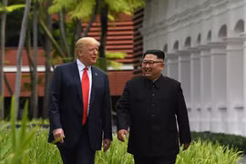  Tổng thống Mỹ Donald Trump (trái) và Nhà lãnh đạo Triều Tiên Kim Jong-un tại cuộc gặp lịch sử ở Sentosa, Singapore ngày 12/6. (Nguồn: AFP/TTXVN)