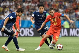 Cầu thủ Makoto Hasebe (giữa) của Nhật Bản kèm chặt Eden Hazard (phải) của Bỉ trong trận đấu tại vòng 1/8 World Cup 2018 ở Rostov-On-Don, Nga ngày 2/7. (Ảnh: AFP/TTXVN)
