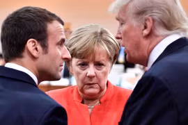 Tổng thống Pháp Emmanuel Macron, Thủ tướng Đức Angela Merkel và Tổng thống Mỹ Donald Trump trong cuộc gặp tại Hamburg, Đức ngày 7/7/2017. (Nguồn: AFP/TTXVN)