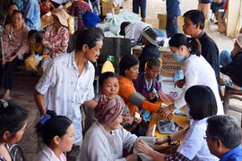 Khám chữa bệnh miễn phí cho bà con Việt kiều và người nghèo Campuchia. (Ảnh: Xuân Khu/TTXVN)
