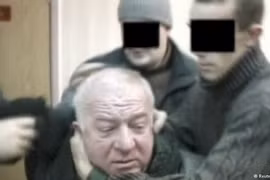 Cựu điệp viên Nga Sergei Skripal bị bắt bên ngoài nhà của ông vào năm 2004. (Nguồn: Reuters)