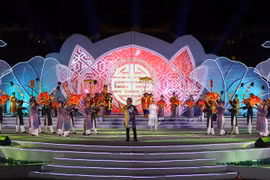 Một tiết mục nghệ thuật trong đêm bế mạc Festival Huế 2016. (Ảnh: Hồ Cầu/TTXVN)