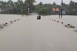  Đường giao thông ở thị trấn Phong Điền, huyện Phong Điền bị ngập lụt. (Ảnh: Hồ Cầu/TTXVN)