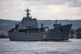 Tàu chiến của Nga qua eo biển Bosphorus, Thổ Nhĩ Kỳ ngày 18/10/2016. (Nguồn: AFP/TTXVN)