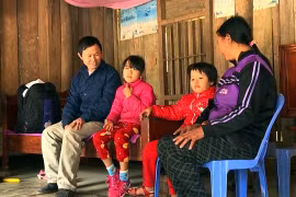 Vợ chồng ông Lê Văn Sơn ở xã Lương Sơn, huyện Yên Lập (Phú Thọ) phải nuôi các cháu vì con dâu xuất cảnh trái phép sang Trung Quốc làm thuê nhưng bị bắt. (Ảnh: Việt Hoàng/TTXVN)
