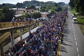 Người di cư Honduras trên tuyến đường nối Ciudad Hidalgo với Tapachula, bang Chiapas, Mexico trên hành trình tới Mỹ ngày 21/10/2018. (Ảnh: AFP/TTXVN)