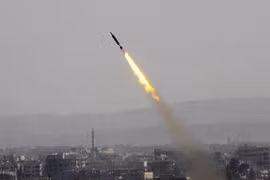 Tên lửa được phóng bởi quân đội Syria ở Đông Ghouta ngày 7/4. (Nguồn: THX/TTXVN)