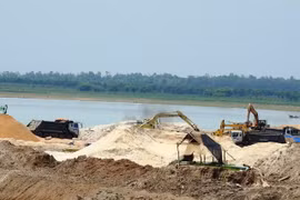 Hoạt động khai thác cát khó kiểm soát ở lòng hồ Dầu Tiếng. (Ảnh: Thanh Tân/TTXVN)