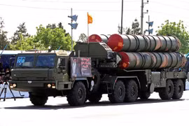 Hệ thống phòng thủ tên lửa S-300 của Iran được giới thiệu tại lễ diễu binh nhân kỉ niệm Ngày Quân đội tại Tehran, ngày 18/4/2018. (Ảnh: AFP/TTXVN)