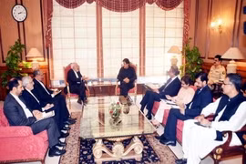 Ngoại trưởng Iran Mohammad Javad Zarif hội đàm với Thủ tướng Pakistan Imran Khan tại Islamabad ngày 31/8. (Nguồn: tehrantimes.com)