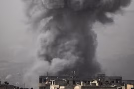 Khói bốc lên sau các vụ oanh kích tại Ain Tarma, Đông Ghouta ngày 16/10/2017. (Nguồn: AFP/TTXVN)